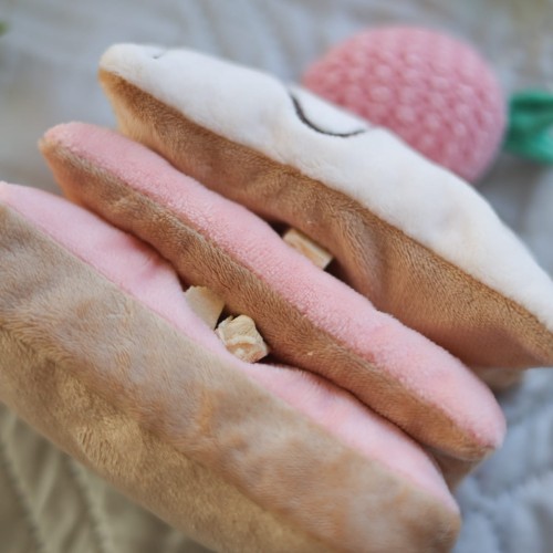 Pups &amp; Bubs STRAWBERRY MILLE-FEUILLE Truskawkowy Torcik zabawka węchowa